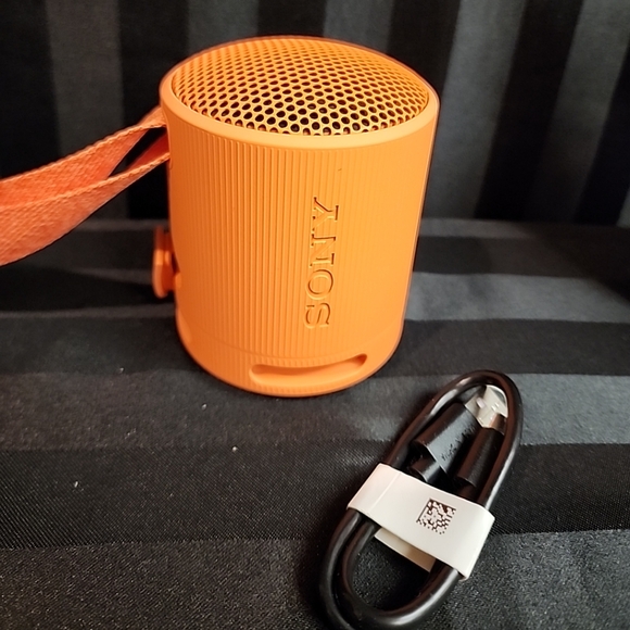 Sony XB100 Wireless Waterproof Bluetooth Speaker Hands Free Mic & Carry Strap - Picture 4 of 10